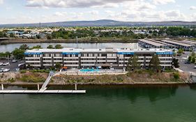 Clover Island Inn